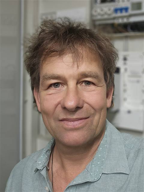 Jörg Wünnenberg vor einem Schaltschrank